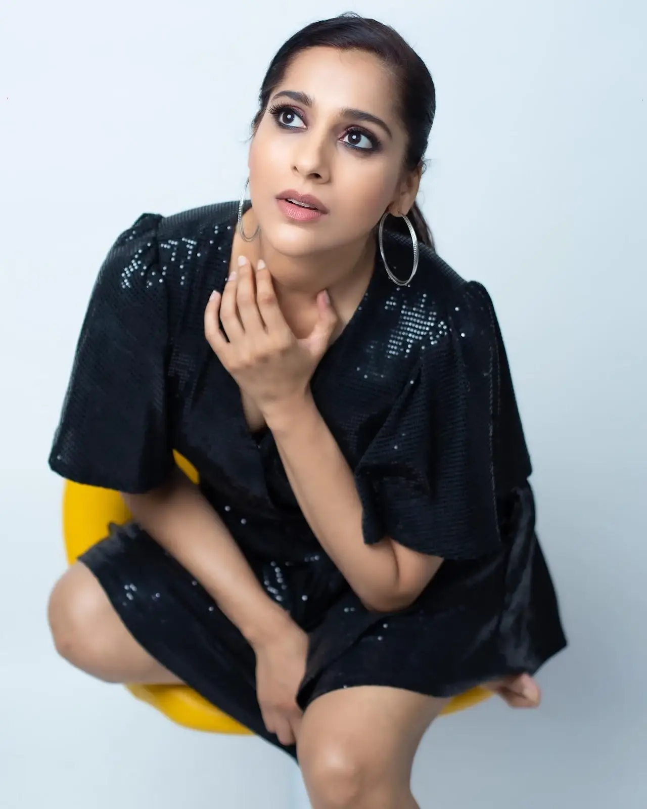 RASHMI GAUTAM LONG LEGS SHOW IN MINI BLACK SKIRT 6